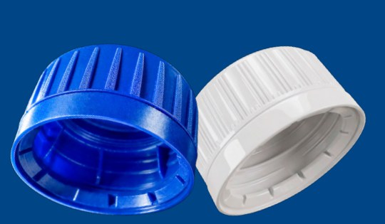 Tampas plásticas azul e branca